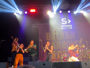Festival Strenes 2019. Concert de Balkan Paradise Orchestra a la pla&ccedil;a Catalunya dins la programaci&oacute; de la Festa Major de l'Strenes