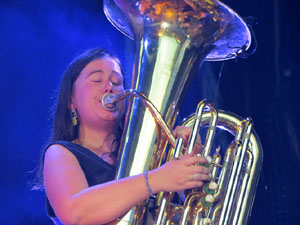 Festival Strenes 2019. Concert de Balkan Paradise Orchestra a la pla&ccedil;a Catalunya dins la programaci&oacute; de la Festa Major de l'Strenes