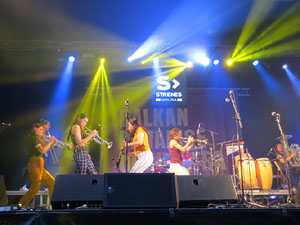 Festival Strenes 2019. Concert de Balkan Paradise Orchestra a la pla&ccedil;a Catalunya dins la programaci&oacute; de la Festa Major de l'Strenes