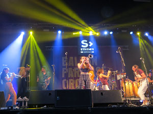 Festival Strenes 2019. Concert de Balkan Paradise Orchestra a la pla&ccedil;a Catalunya dins la programaci&oacute; de la Festa Major de l'Strenes