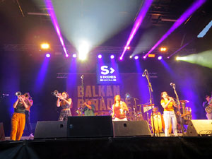 Festival Strenes 2019. Concert de Balkan Paradise Orchestra a la pla&ccedil;a Catalunya dins la programaci&oacute; de la Festa Major de l'Strenes