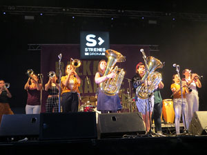 Festival Strenes 2019. Concert de Balkan Paradise Orchestra a la pla&ccedil;a Catalunya dins la programaci&oacute; de la Festa Major de l'Strenes