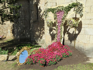 Temps de Flors 2019. Muntatges florals als espais al voltant de Sant Pere de Galligants (entrada, absis, el riu Galligants)