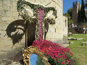 Temps de Flors 2019. Muntatges florals als espais al voltant de Sant Pere de Galligants (entrada, absis, el riu Galligants)