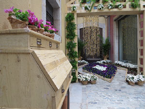 Temps de Flors 2019. Instal&middot;lacions i muntatges florals a la Pla&ccedil;a del Bell-lloc, Travessia de l'Auriga