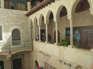 Temps de Flors 2019. Muntatges florals al espais de Caixaf&ograve;rum, a l'edifici de la Fontana d'Or