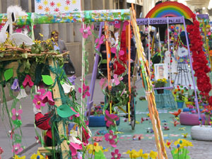 Temps de Flors 2019. Instal&middot;lacions i muntatges als espais del carrer Nou