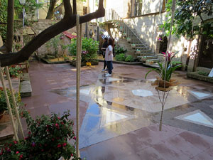 Temps de Flors 2019. Muntatge floral al Pati dels Rabins del Centre Bonastruc 