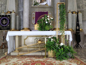 Temps de Flors 2019. Decoracions florals als diversos espais de l'Esgl&eacute;sia dels Dolors