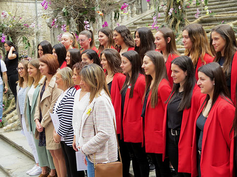 Les patinadores del CPA Girona durant la inauguraci&oacute;