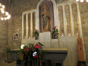 Temps de Flors 2019. Decoracions florals a l'interior de la nau g&ograve;tica de Sant Feliu