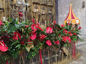 Temps de Flors 2019. Decoracions florals a l'interior de la nau g&ograve;tica de Sant Feliu