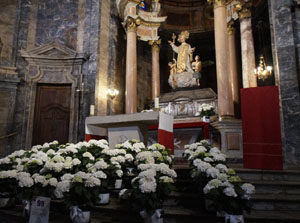 Temps de Flors 2019. Decoracions florals a l'interior de la nau g&ograve;tica de Sant Feliu