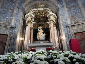 Temps de Flors 2019. Decoracions florals a l'interior de la nau g&ograve;tica de Sant Feliu