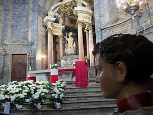 Temps de Flors 2019. Decoracions florals a l'interior de la nau g&ograve;tica de Sant Feliu