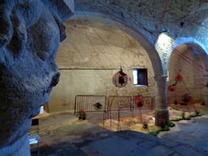 Temps de Flors 2019. Instal·lació A live connection a l'interior de la capella de Santa Llúcia
