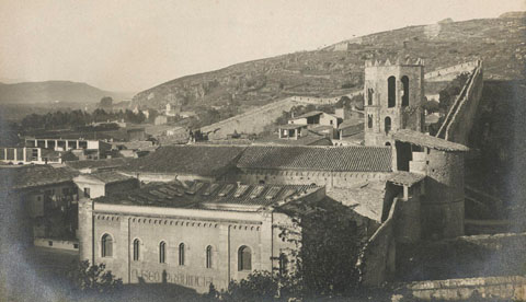El monestir de Sant Pere de Galligants i un tram de la muralla que enfila cap a la muntanya de Montjuíc. Al centre, la muntanya de Montjuïc amb la torre de Sant Joan. 1920-1931