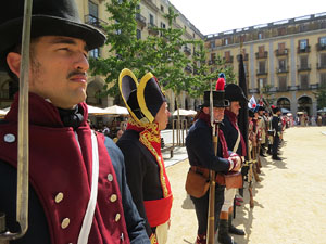 XII Festa Reviu els Setges Napole&ograve;nics de Girona. Presentaci&oacute; a la pla&ccedil;a de la Independ&egrave;ncia