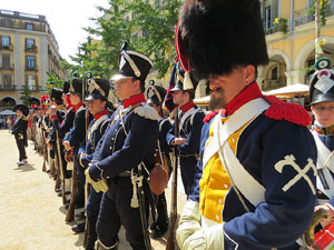 XII Festa Reviu els Setges Napole&ograve;nics de Girona. Presentaci&oacute; a la pla&ccedil;a de la Independ&egrave;ncia