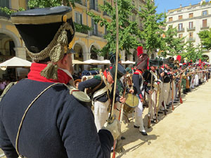 XII Festa Reviu els Setges Napole&ograve;nics de Girona. Presentaci&oacute; a la pla&ccedil;a de la Independ&egrave;ncia