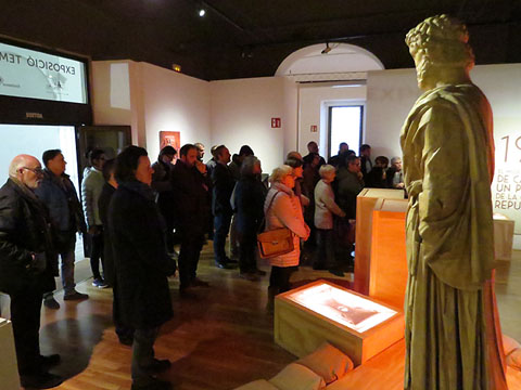 Visita guiada inaugural a c&agrave;rrec de Maria &Agrave;ngels Casanovas, comiss&agrave;ria de l'exposici&oacute;