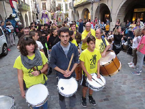 Assaig de Fal·lera Girona amb els bastoners, músics i tota la faràndula festiva