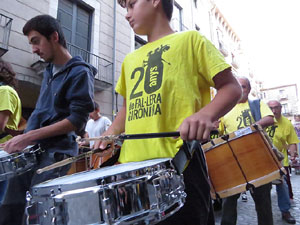 Assaig de Fal·lera Girona amb els bastoners, músics i tota la faràndula festiva