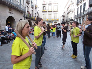 Assaig de Fal·lera Girona amb els bastoners, músics i tota la faràndula festiva