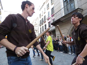 Assaig de Fal·lera Girona amb els bastoners, músics i tota la faràndula festiva