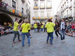 Assaig de Fal·lera Girona amb els bastoners, músics i tota la faràndula festiva
