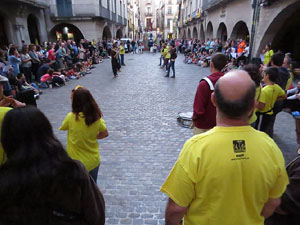 Assaig de Fal·lera Girona amb els bastoners, músics i tota la faràndula festiva