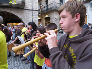 Assaig de Fal·lera Girona amb els bastoners, músics i tota la faràndula festiva