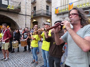 Assaig de Fal·lera Girona amb els bastoners, músics i tota la faràndula festiva