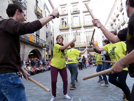 Assaig de Fal·lera Girona amb els bastoners, músics i tota la faràndula festiva