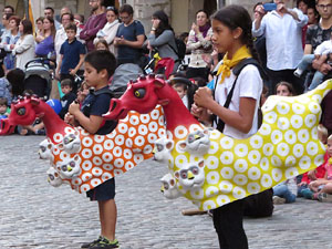 Assaig de Fal·lera Girona amb els bastoners, músics i tota la faràndula festiva