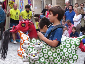 Assaig de Fal·lera Girona amb els bastoners, músics i tota la faràndula festiva