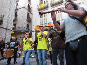 Assaig de Fal·lera Girona amb els bastoners, músics i tota la faràndula festiva
