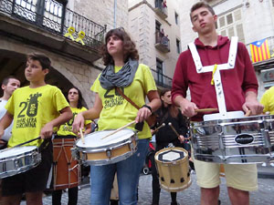 Assaig de Fal·lera Girona amb els bastoners, músics i tota la faràndula festiva