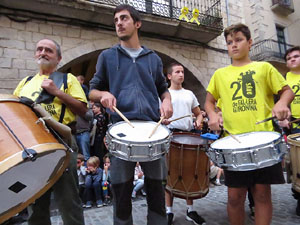 Assaig de Fal·lera Girona amb els bastoners, músics i tota la faràndula festiva