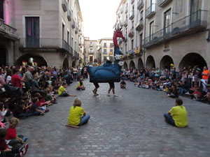 Assaig de Fal·lera Girona amb els bastoners, músics i tota la faràndula festiva