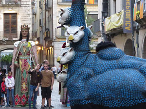 Assaig de Fal·lera Girona amb els bastoners, músics i tota la faràndula festiva