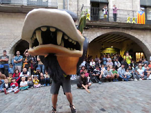 Assaig de Fal·lera Girona amb els bastoners, músics i tota la faràndula festiva