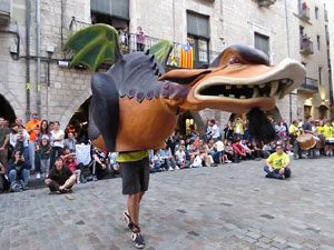 Assaig de Fal·lera Girona amb els bastoners, músics i tota la faràndula festiva