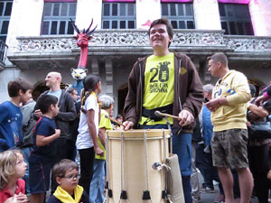 Assaig de Fal·lera Girona amb els bastoners, músics i tota la faràndula festiva