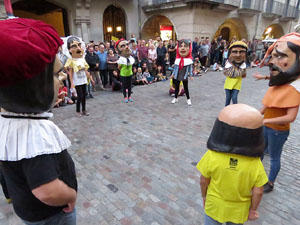 Assaig de Fal·lera Girona amb els bastoners, músics i tota la faràndula festiva
