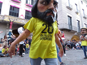 Assaig de Fal·lera Girona amb els bastoners, músics i tota la faràndula festiva