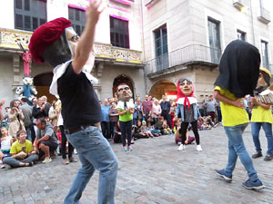 Assaig de Fal·lera Girona amb els bastoners, músics i tota la faràndula festiva