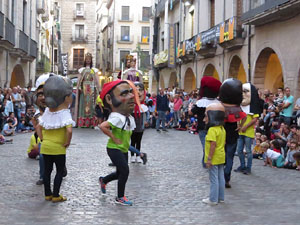 Assaig de Fal·lera Girona amb els bastoners, músics i tota la faràndula festiva