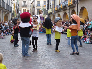 Assaig de Fal·lera Girona amb els bastoners, músics i tota la faràndula festiva