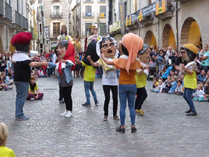 Assaig de Fal·lera Girona amb els bastoners, músics i tota la faràndula festiva